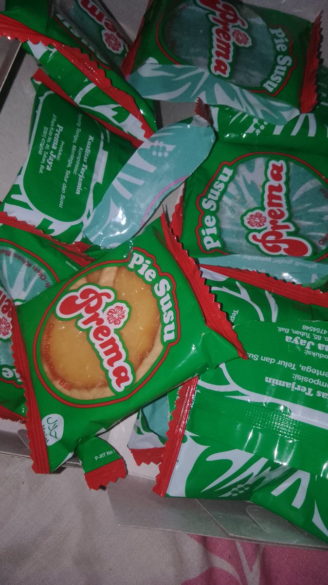 melonvrite's tweet image. asik makan sampe gasadar kalo pie susunya tinggal 1🥹🥹