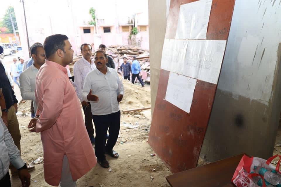 thisissanjubjp's tweet photo. आज जनपद गाजीपुर में प्रवास के दौरान महिला चिकित्सलय  पहुंचक�� वहा चल रहे नए भवन निर्माण कार्यों की प्रगति का निरीक्षण किया। https://t.co/1K3FOelDE1