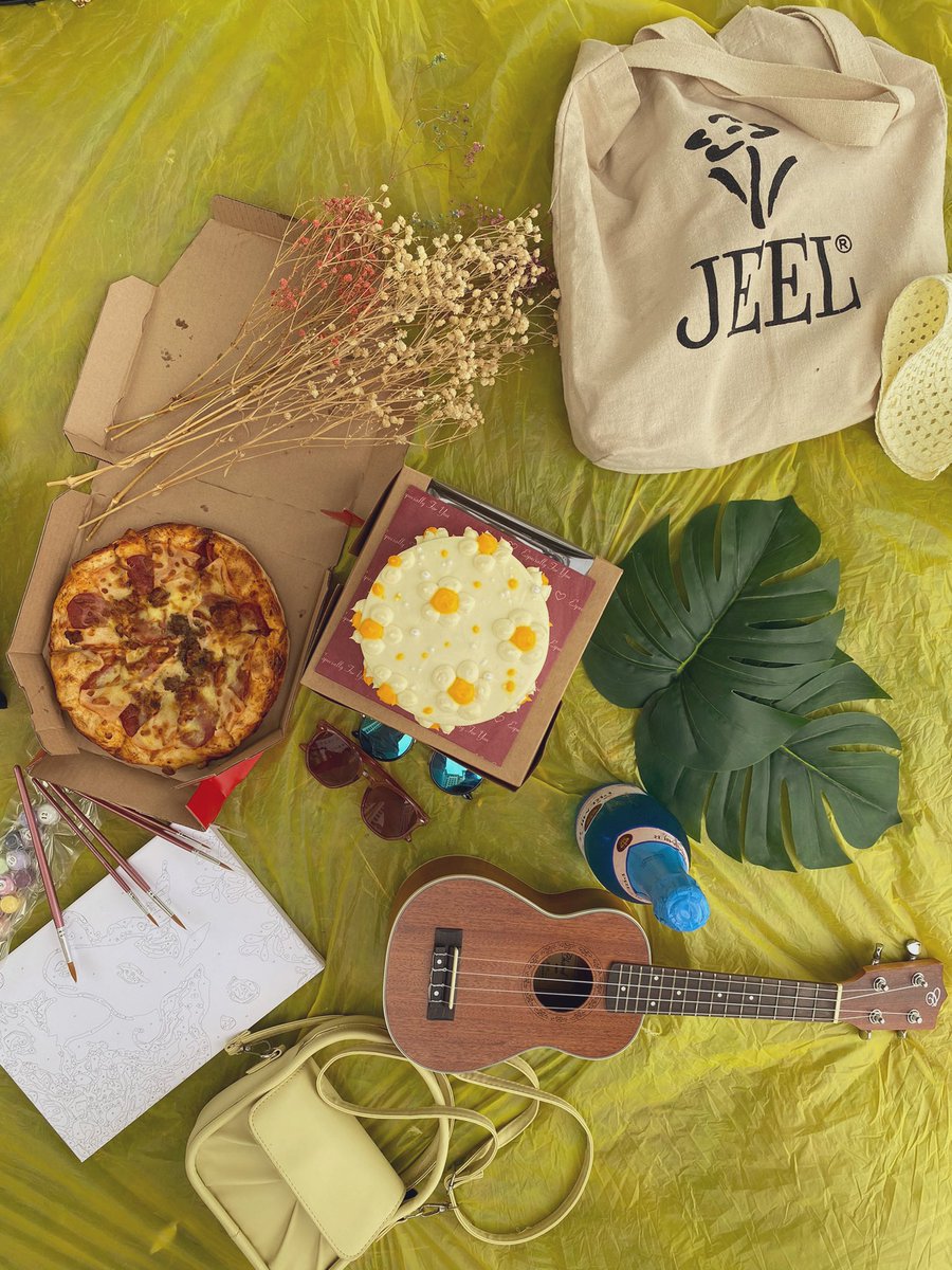 MyraIeqa's tweet photo. Your picnic can never go wrong with a cute cakes! Eyy tengok laa picnic ni jadi aesthethic terus tau i just cannot🥹🥹 https://t.co/WYTIdMPEd4