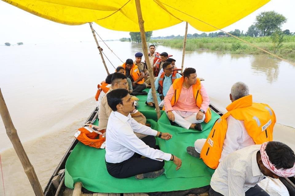 आज जनपद गाजीपुर में माननीय मुख्यमंत्री श्री <a href="/myogiadityanath/">Yogi Adityanath</a> जी के निर्देशानुसार लखन चंदपुर से शिवपूजन बाबा आश्रम तक बाढ़ से प्रभावित क्षेत्र का दौरा किया एवं बाढ़ प्रभावित क्षेत्र के लोगों से संवाद कर उन्हें प्रदेश सरकार द्वारा हर संभव सहायता पहुंचाने का आश्वासन दिया।