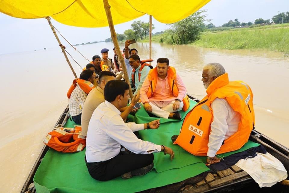 thisissanjubjp's tweet photo. आज जनपद गाजीपुर में माननीय मुख्यमंत्री श्री @myogiadityanath जी के निर्देशानुसार लखन चंदपुर से शिवपूजन बाबा आश्रम तक बाढ़ से प्रभावित क्षेत्र का दौरा किया एवं बाढ़ प्रभावित क्षेत्र के लोगों से संवाद कर उन्हें प्रदेश सरकार द्वारा हर संभव सहायता पहुंचाने का आश्वासन दिया। https://t.co/zNmGTFhqvk