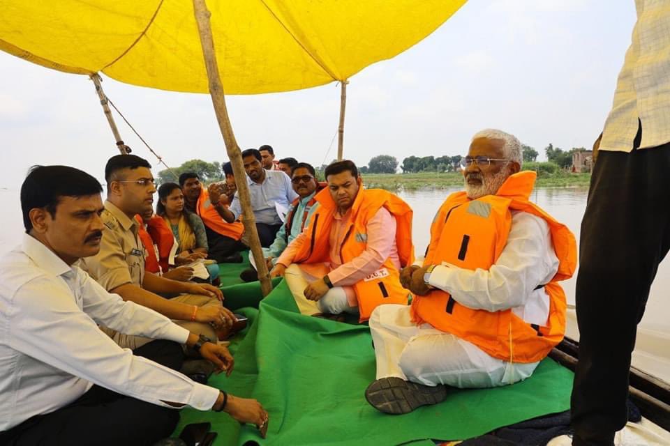 thisissanjubjp's tweet photo. आज जनपद गाजीपुर में माननीय मुख्यमंत्री श्री @myogiadityanath जी के निर्देशानुसार लखन चंदपुर से शिवपूजन बाबा आश्रम तक बाढ़ से प्रभावित क्षेत्र का दौरा किया एवं बाढ़ प्रभावित क्षेत्र के लोगों से संवाद कर उन्हें प्रदेश सरकार द्वारा हर संभव सहायता पहुंचाने का आश्वासन दिया। https://t.co/zNmGTFhqvk