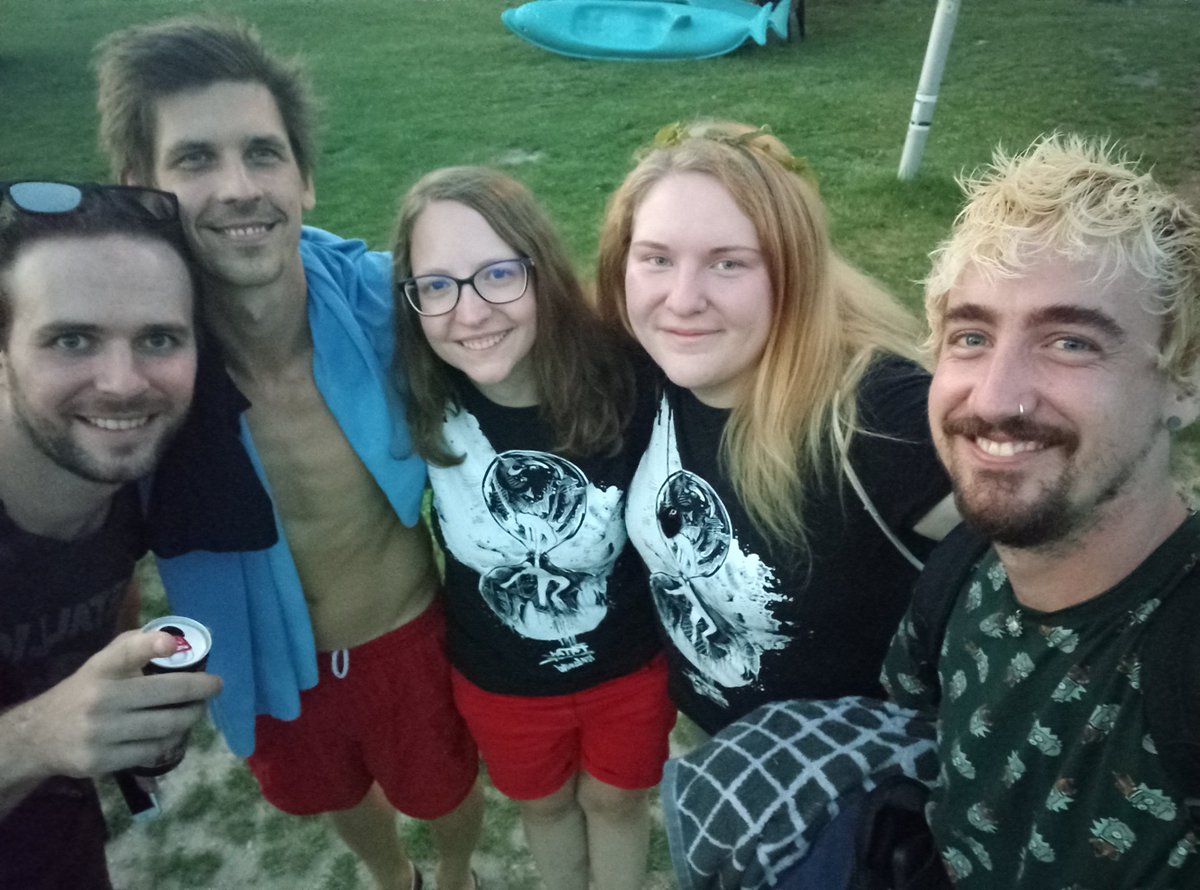 Kextekercs's tweet photo. Alsóörs, Megérkeztünk!🤘
#TáborFesztivál #fatalerrorzenekar https://t.co/8CJoDbQCEw