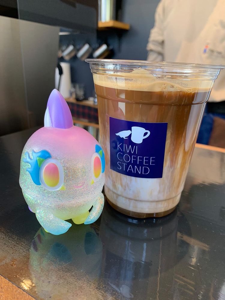 UshimaruSaeki's tweet image. しかも納品してすぐに、英会話でお世話になったエリン先生（ @peta_eri ）が、みやげんさんでシャイニーを見つけたよ！とお迎えされたお写真をくださいました😍
ありがとうございます！
以前キウイコーヒーさんでもシャイニーを見つけてくださって😭✨

今後の英会話イベントも楽しみにしています✨