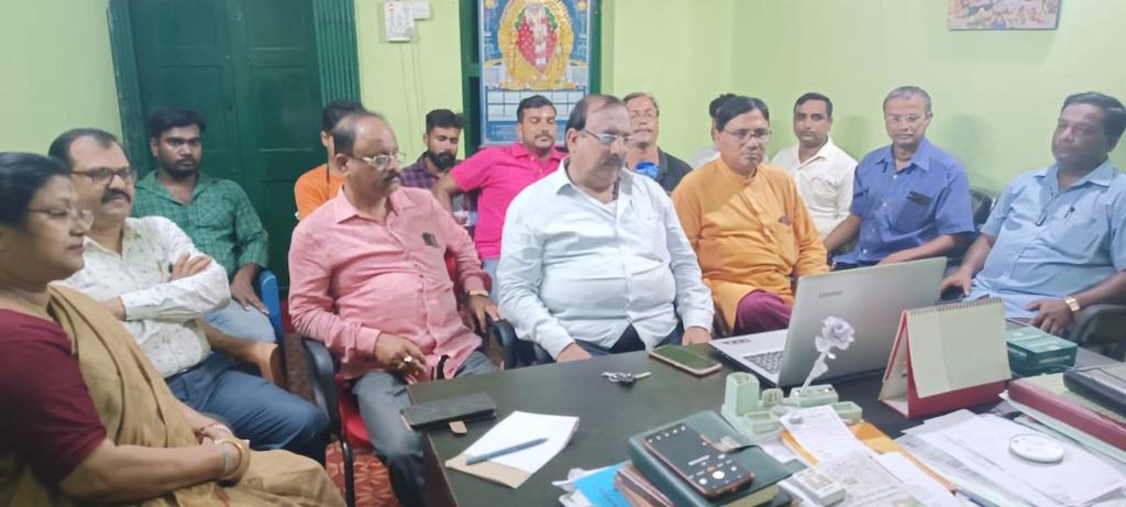 UmakantaBjp's tweet photo. ଆଜି ପ୍ରଧାନମନ୍ତ୍ରୀ ଶ୍ରୀ Narendra Modi  ଜୀଙ୍କ "ମନ କି ବାତ"ର ୯୨ତମ ସଂସ୍କରଣ ଜିଲ୍ଲା କାର୍ଯ୍ୟାଳୟରେ ଶୁଣିବା ଅବସରରେ।
@BJP4Odisha https://t.co/AMDC8XVOBl