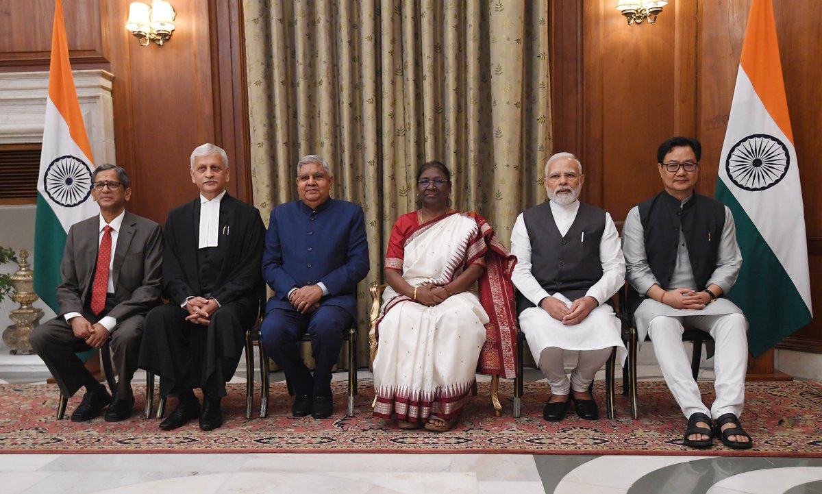 RahulTikariha's tweet photo. #49वें_मुख्य_न्यायाधीश💐
महामाहिम राष्ट्रपति श्रीमती द्रोपदी मुर्मू जी ने
न्यायमूर्ति मा.श्री उदित उमेश ललित जी को 
सर्वोच्च न्यायालय के मुख्य न्यायाधीश पद की शपथ दिलाई
बधाई मंगलकामना
@narendramodi @AmitShah @JPNadda https://t.co/kxC33Ve0k5