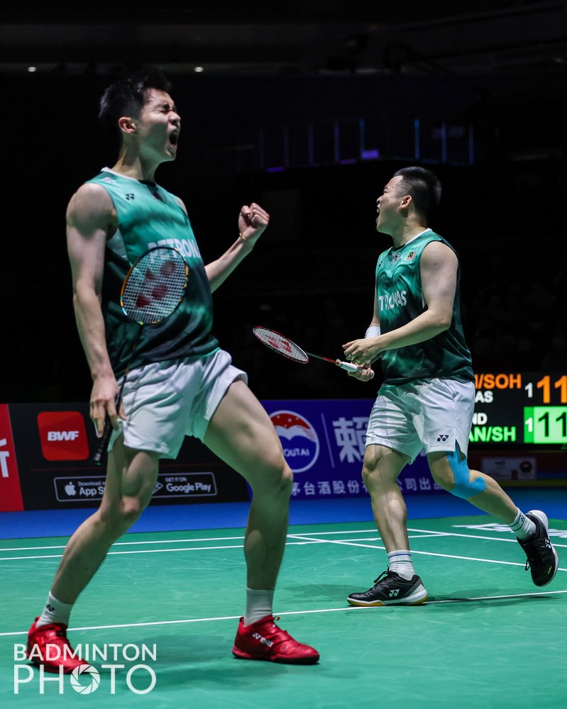 BA_Malaysia's tweet photo. RESULTS: #WorldChampionship2022 

FINAL

#MAS🇲🇾 Aaron Chia-Soh Wooi Yik(6) def. #INA🇮🇩 Hendra Setianwan-Mohammad Ahsan(3) 21-19 21-14

HISTORY IS MADE!🔥🥇 https://t.co/0InP6WqOu5