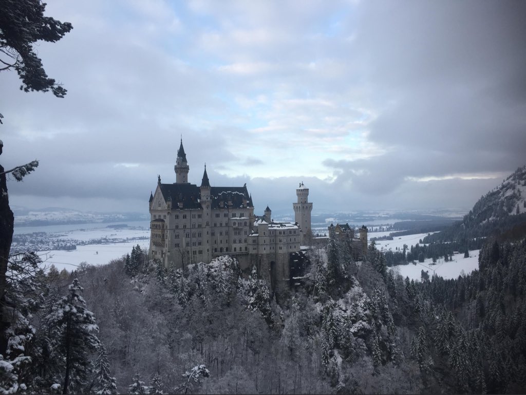 Ominous03's tweet photo. 📍Bavaria, Füssen, Germany.
The Neuschwanstein was the first castle I saw in Europe 😍
#neuschweinstein #castle #germany #naturelovers #nature #snow #view https://t.co/mc0lsxUrk6