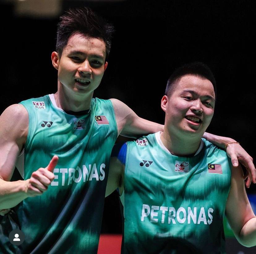 HishammuddinH2O's tweet photo. 🥇JUARA DUNIA!! 

Tahniah Aaron Chia dan Soh Wooi Yik juara Kejohanan Dunia 2022 sekaligus jadi pemain badminton pertama 🇲🇾 bergelar juara dunia - awesome! ✊🏻🫡 https://t.co/YnBzLiUUih