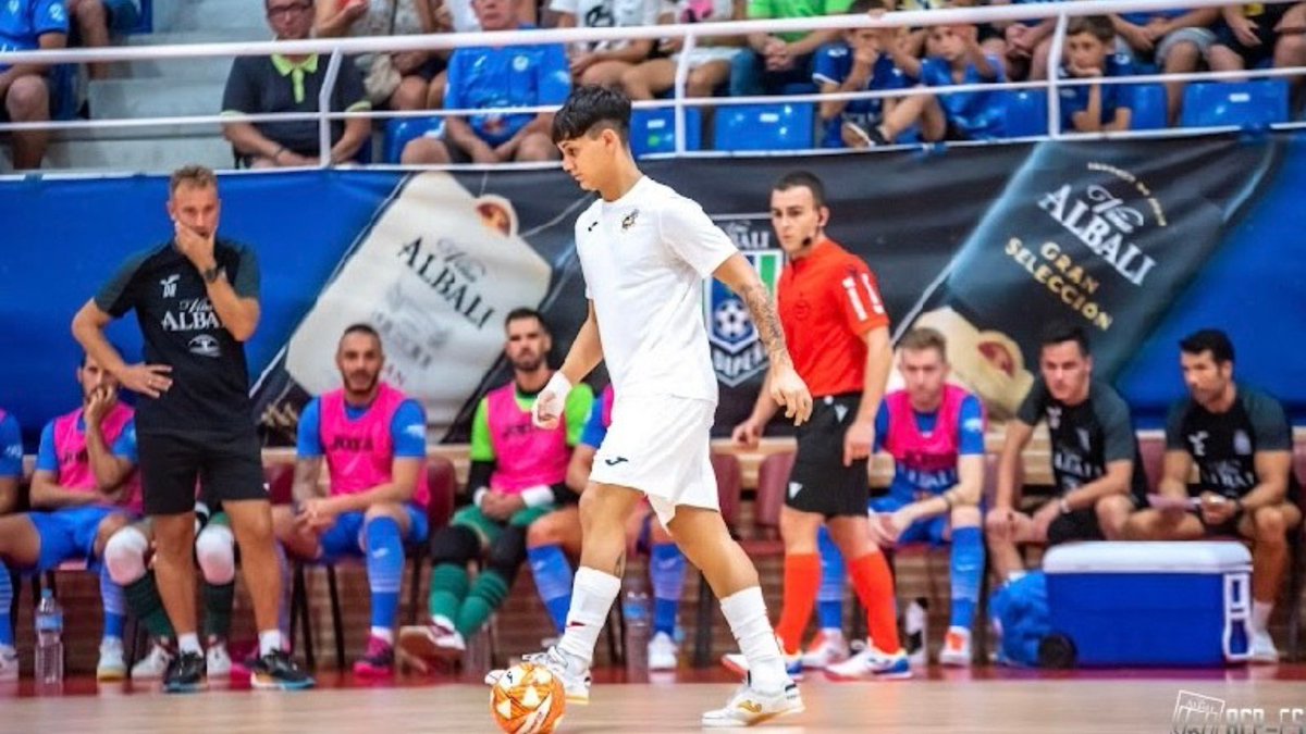 ProneoSports's tweet photo. 𝑳𝒐𝒂𝒅𝒊𝒏𝒈....🔋

👉🏻 @juanjoseml_ 
🔜 04/09/2022
🏆 Europeo U19 
🏟 Olivo Arena (Jaén)

📸 @aurecape 

#ProneoSports #ProneoFutsal https://t.co/lsUtemPHfj