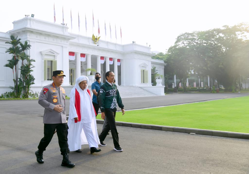 Melepas Kirab Merah Putih di halaman depan Istana Merdeka, pagi ini. Kirab ini diikuti oleh seluruh elemen bangsa, dari organisasi masyarakat, mahasiswa, hingga masyarakat umum.