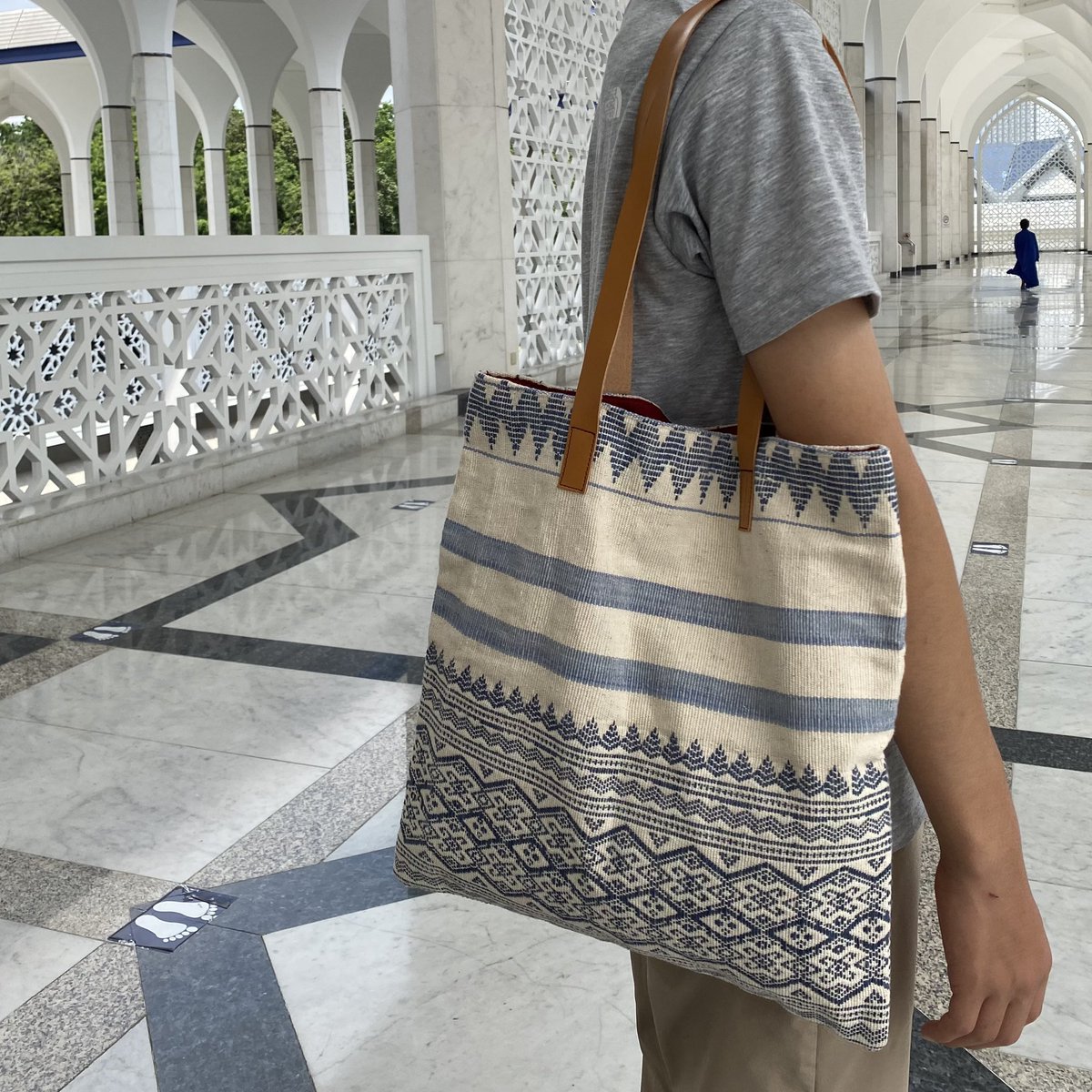daccomyanmar's tweet photo. Tote bag made with Chin tribe handwoven fabric. Bag handle put by leather artisan in Japan.
#reimport!
#daccomyanmar #handmade #proudlyfrommyanmar #supportartisan https://t.co/WZw96VOtH1