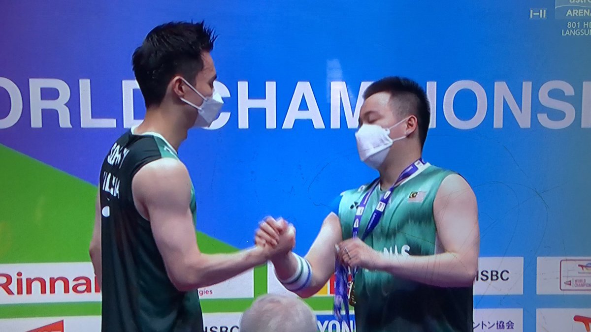 missnurulliza's tweet photo. Tahniah World Champ🇲🇾 Aaron Chia &amp; Soh Wooi Yik. Proud &amp; sebak moment🇲🇾🏸 #BWC2022 https://t.co/SpkU5qBwQd