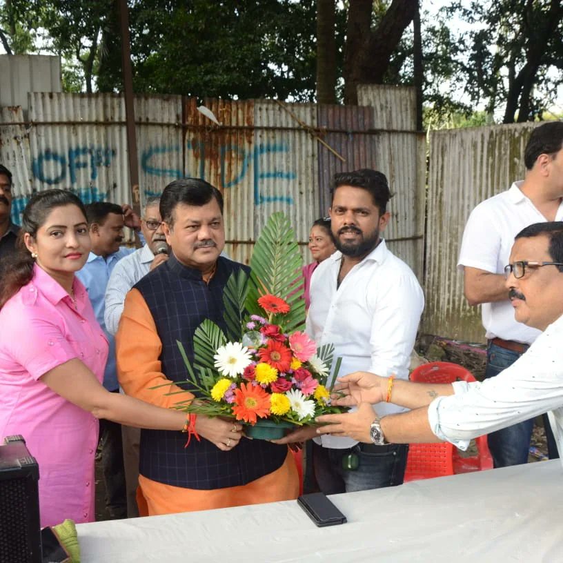 mipravindarekar's tweet photo. मोफत बससेवा उपलब्ध करून दिली. चार बसमधून दोनशे प्रवाशांनी आज प्रवास करत निःशुल्क बससेवेचा लाभ घेतला. या कार्यक्रमास भाजपाच्या चित्रपट आघाडीच्या उपाध्यक्ष निशा परुळेकर, भाजपाचे वॉर्ड अध्यक्ष लकी यादव व इतर मान्यवर उपस्थित होते. (2/2)

#ganpatibappamorya 
#BJP https://t.co/smhP8JUxvt