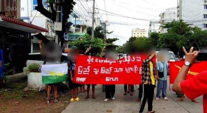 Valiant and bold civilians of Yangon protested against military dictatorship by using Guerilla tactics to avoid bullets.   #2022Aug28Coup #LegalizationOfNUG #WhatsHappeningInMyanmar