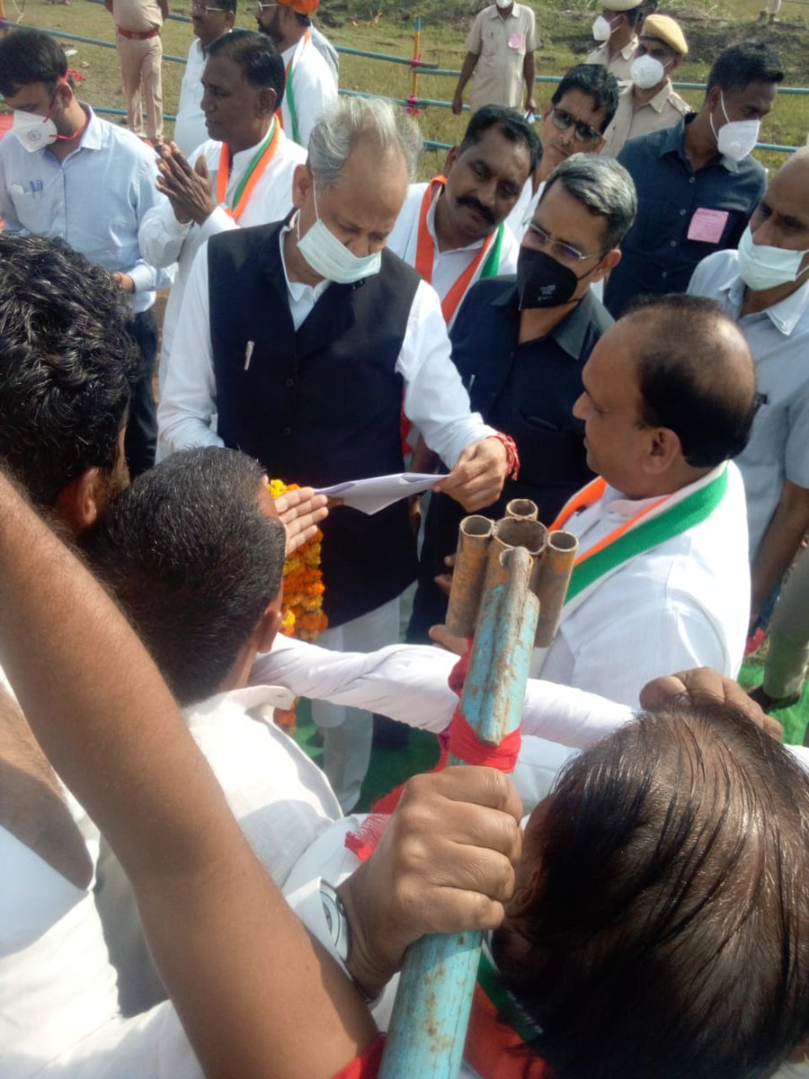 nitin678's tweet photo. @RajCMO @ashokgehlot51 आदरणीय जननायक @ashokgehlot51 साहब का ये फैसला आभार योग्य हे। हमारे 9 सालो के इंतजार और संघर्ष को उसके सही मुकाम तक आपने पहुंचाया हे। जिसके लिए जननायक जी को कोटि कोटि प्रणाम हे!🙏🏻💐 @artizzzz @_lokeshsharma @1stIndiaNews @zeerajasthan_ @DainikBhaskar https://t.co/OnwUZXnXRY