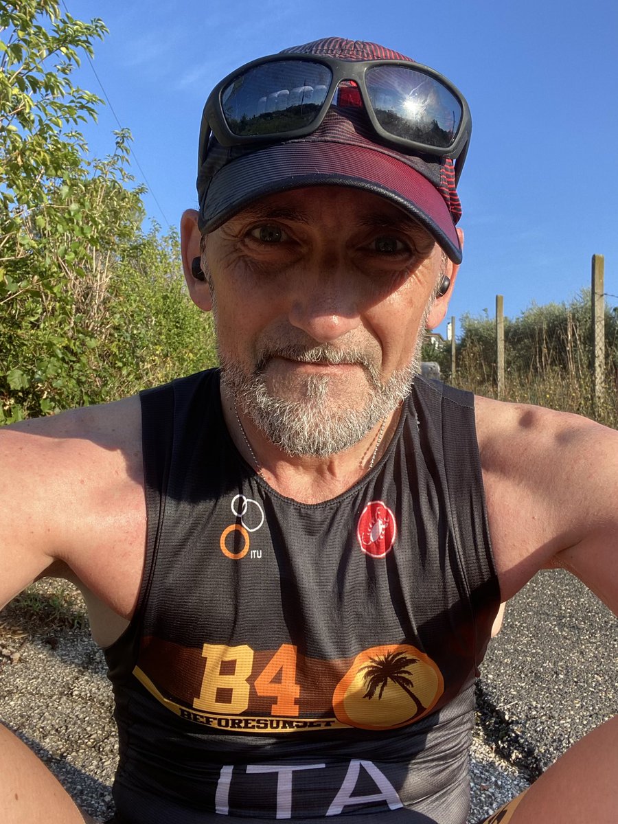 772master's tweet image. Qualcuno dice che correre è noioso, qualcun altro dice che chi corre sta inconsciamente fuggendo da qualcosa.
Io corro e basta.
#running 🏃🏻