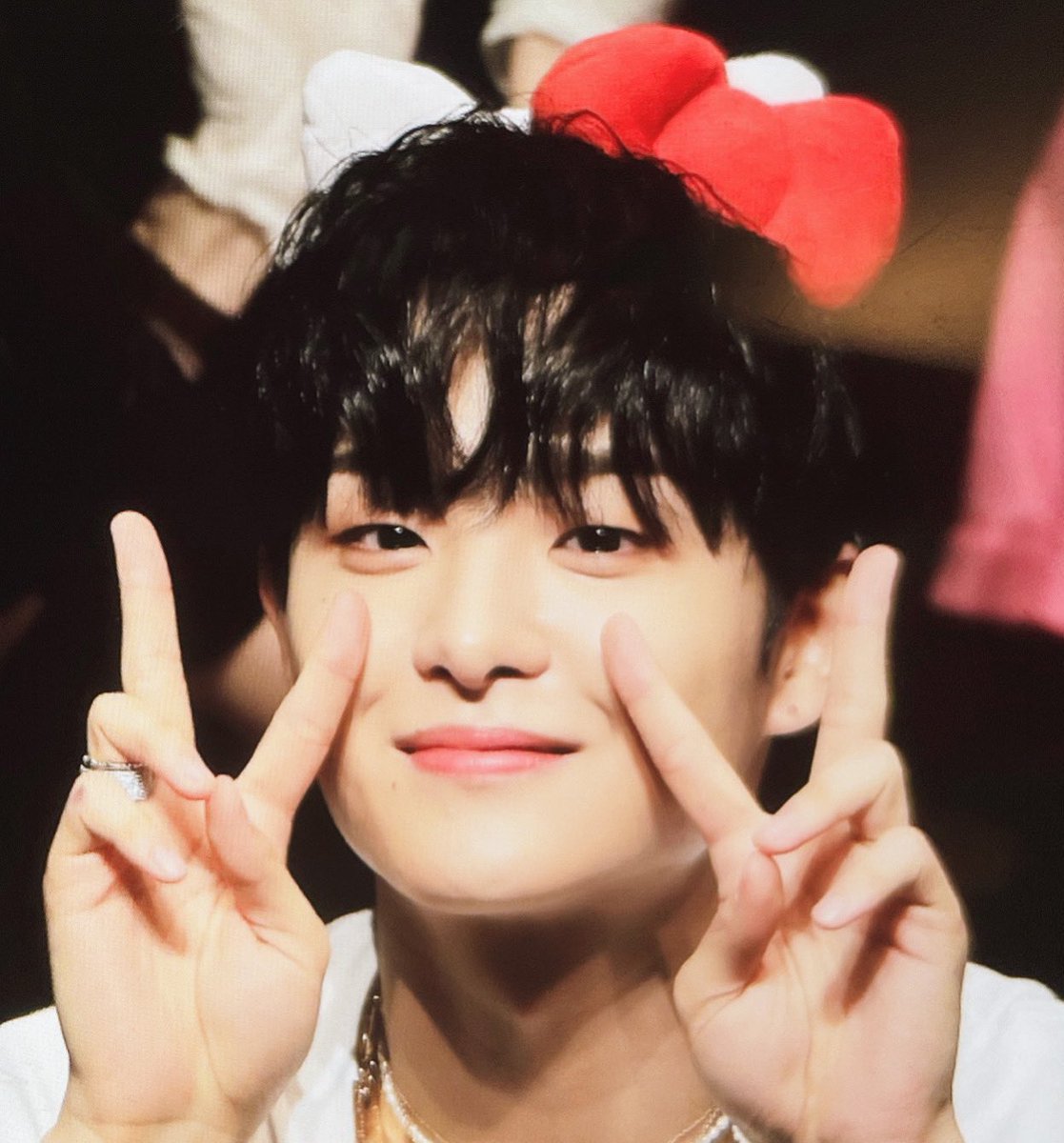 0100ZIP's tweet photo. jisahi with those cute headbands 😭🫶🏻

#ASAHI #아사히 #JIHOON #지훈 https://t.co/IXCptKDpZV