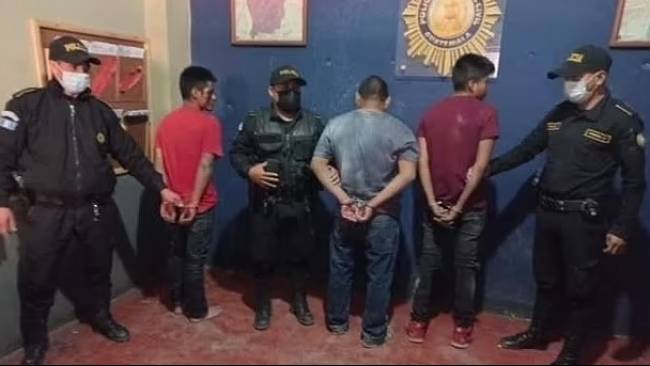 KompasTV's tweet photo. Mengerikan! Tiga Penculik yang Bunuh Anak 11 Tahun Dibakar Hidup-hidup hingga Tewas oleh Warga https://t.co/ZaJjB0mRXp https://t.co/QNMtNMCfqv