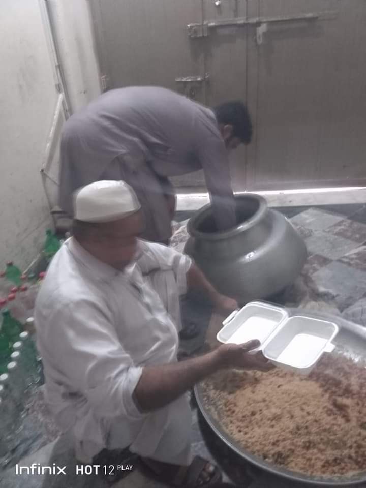 allslaves44's tweet photo. پشاور کی ایک فیملی گھر پر سیلاب متاثرین کیلئے سامان کی پیکنگ کر رہی ہے۔ فکس اٹ پشاور کی وساطت سے یہ سامان متاثرین تک پہنچایا جائے گا۔ ہمیں ان لوگوں پر فخر ہے ۔

#FixitPeshawar #KPFloodReliefOperations
#زندگی https://t.co/Mkp8i6NK1b