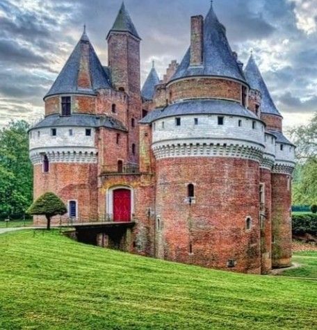un petit tour en Picardie... <a href="/RamburesChateau/">Château de Rambures</a> 
📷internet
