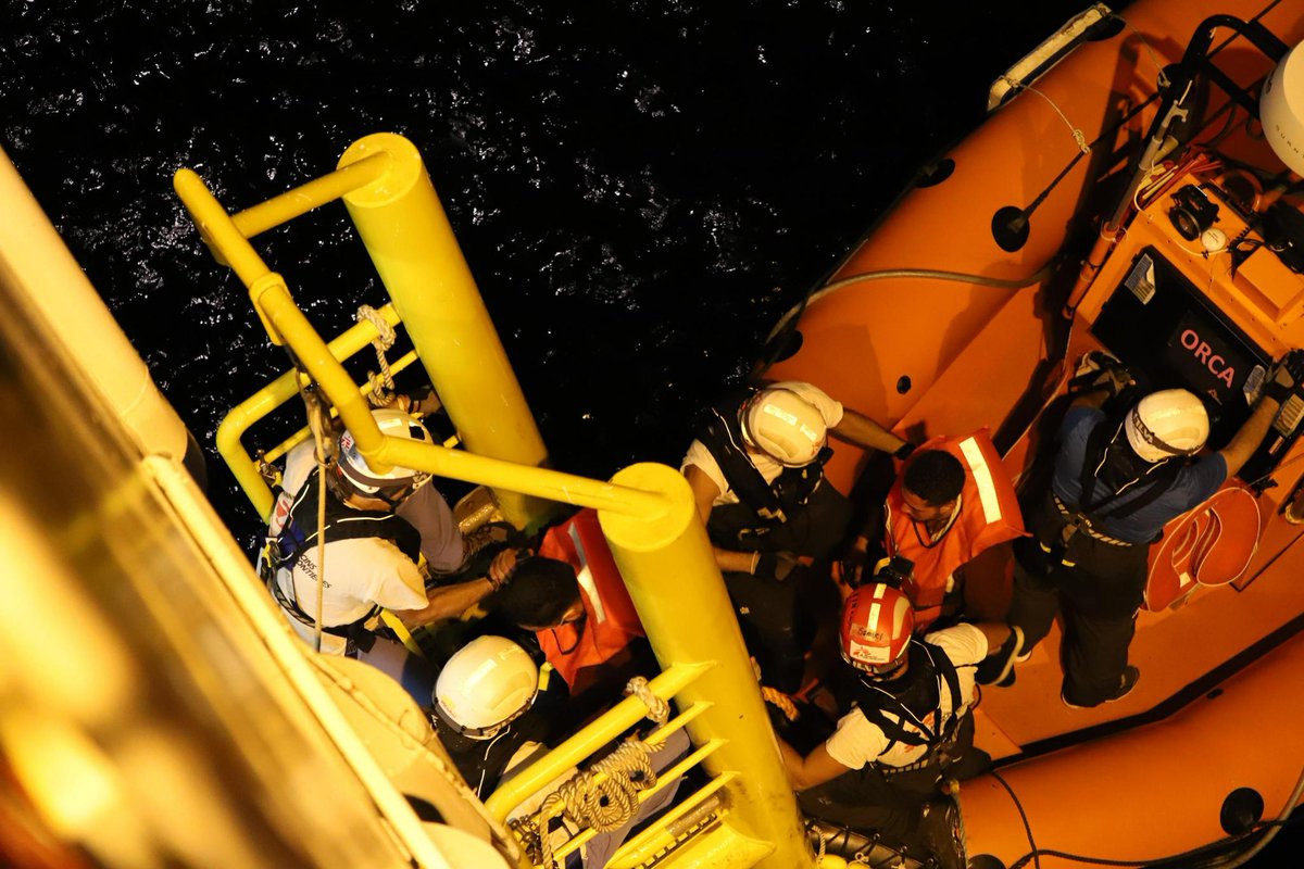 MSF_Sea's tweet image. 🔴  Last night, our team conducted another rescue following an alert by the @alarm_phone. 25 people, including 5 minors, were on a small boat in distress located in the international waters near #Libya. They have safely joined the other survivors on board of the #GeoBarents.