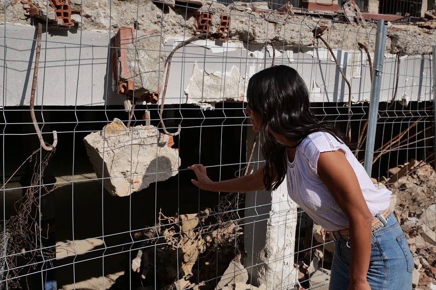 LeahPattem's tweet photo. In a widely miscalculated publicity shoot, politician @begonavillacis romanticises evictions &amp; demolitions of the homes of marginalised communities, placing Madrid further along the trajectory to normalising institutional violence in tackling poverty. https://t.co/X86P1UzqiD