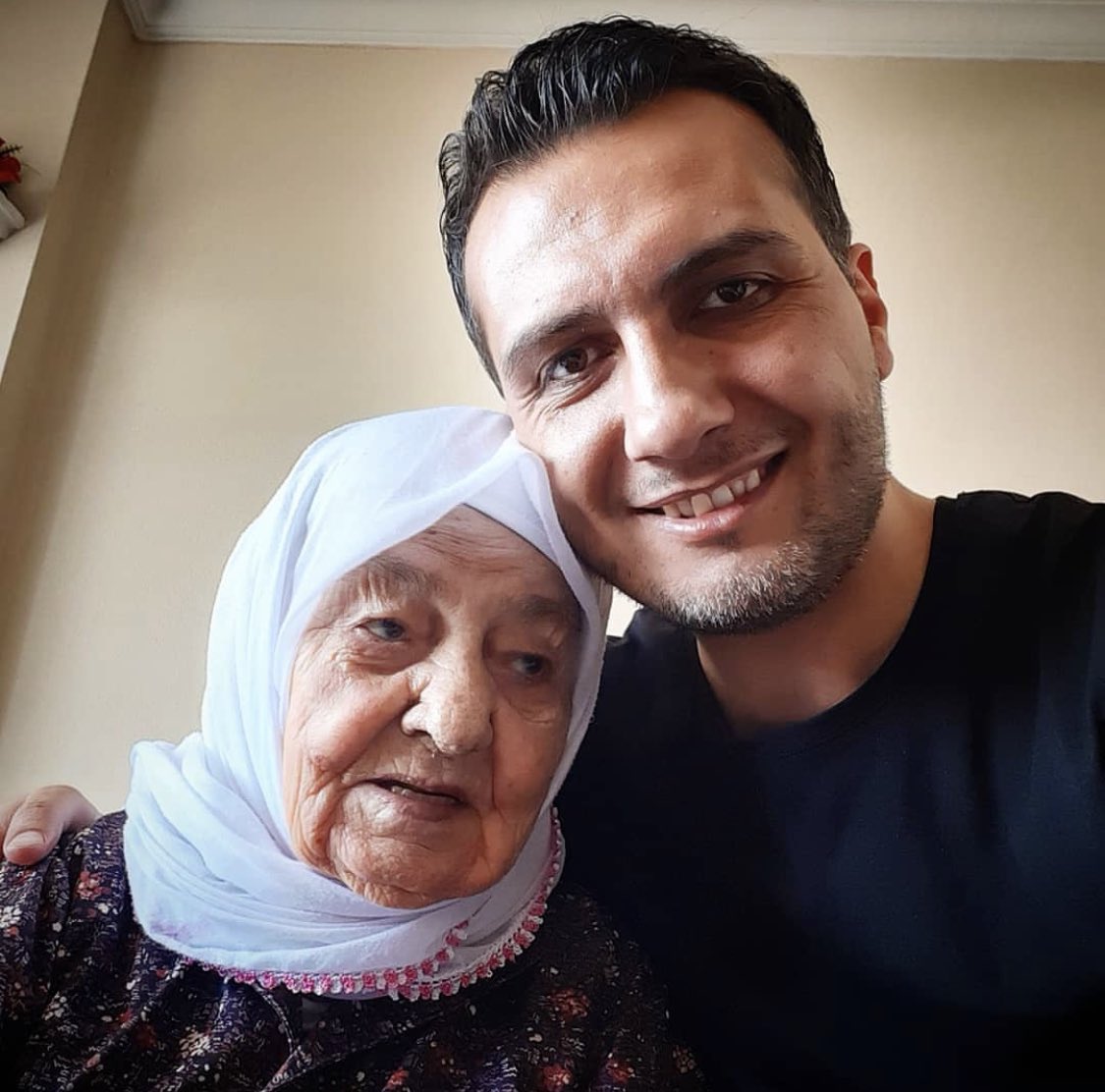 Ailemizin yaşayan çınarı kıymetli babaannemiz Hediye Uzun, bu gece Hakk’ın rahmetine kavuşmuştur. Ruhu şad mekanı cennet olsun. 

Cenazemiz Arnavutköy Merkez Camii’nde kılınacak ikindi namazına müteakiben Taşoluk Mezarlığı’na defnedilecektir. 

Aziz ruhuna El-Fatiha.