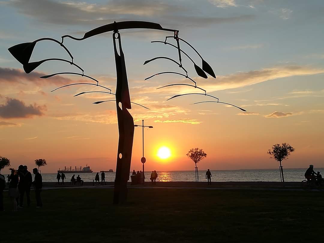 skymanuelima's tweet photo. Esmirna é uma cidade na costa do Mar Egeu, na Turquia. Conhecida como Smyrna na Antiguidade, ela foi fundada pelos gregos, ocupada pelos romanos e reconstruída por Alexandre, o Grande, antes de fazer parte do Império Otomano no século XV. #Esmirna #Smyrna #MarEgeu #Turquia https://t.co/xDX1DFsfw1