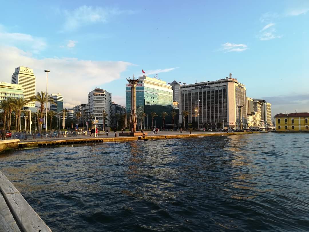 skymanuelima's tweet photo. Esmirna é uma cidade na costa do Mar Egeu, na Turquia. Conhecida como Smyrna na Antiguidade, ela foi fundada pelos gregos, ocupada pelos romanos e reconstruída por Alexandre, o Grande, antes de fazer parte do Império Otomano no século XV. #Esmirna #Smyrna #MarEgeu #Turquia https://t.co/xDX1DFsfw1