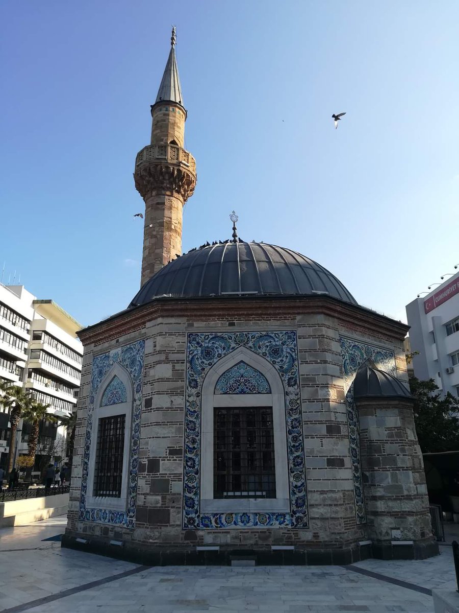 skymanuelima's tweet photo. Esmirna é uma cidade na costa do Mar Egeu, na Turquia. Conhecida como Smyrna na Antiguidade, ela foi fundada pelos gregos, ocupada pelos romanos e reconstruída por Alexandre, o Grande, antes de fazer parte do Império Otomano no século XV. #Esmirna #Smyrna #MarEgeu #Turquia https://t.co/xDX1DFsfw1