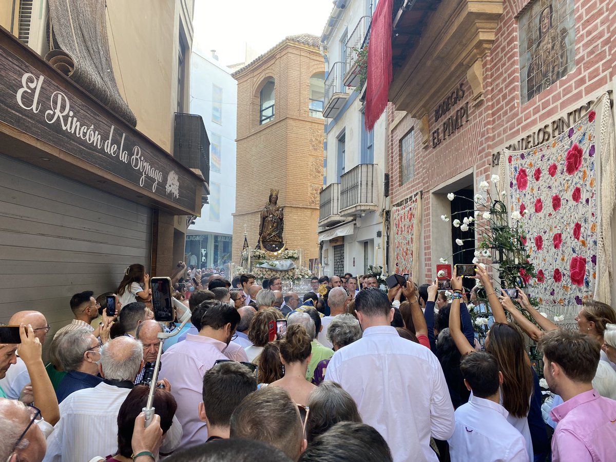 #CofradíasMLG | Fervor infinito a la Patrona de #Málaga, <a href="/StaMVictoriaMLG/">Santa María de la Victoria</a>, en la calle Granada.