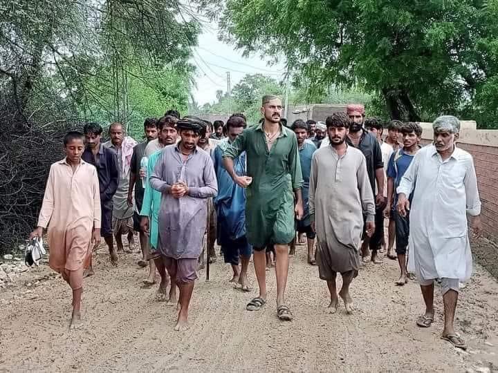 imdad_soomro's tweet photo. اس نوجوان نے کہا کہ میں سیاست نہیں کروں گا کیوں کہ مرنا نہیں چاہتا، یہ درویشی انداز میں جیتا ہے، موہن جو دڑو کی مٹی سے گوندھا ہوا، بھٹو شہید کا پوتا، میر مرتضی کا بیٹا ذوالفقار کبھی بلھن (بلائنڈ ڈولفن) کے درد میں سندھو میں بھٹکتا رہتا ہے اب ہر وقت سیلاب زدگان کے درمیان ہے۔ https://t.co/Kpss4E6CHg