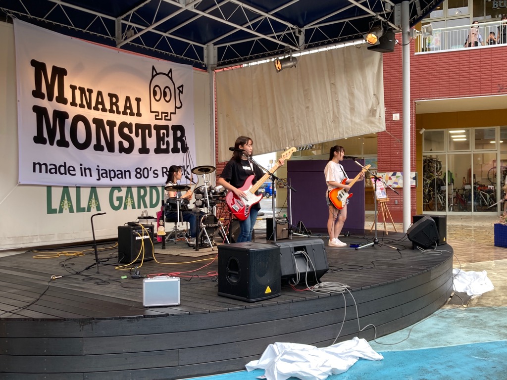 BA_DTT's tweet photo. 【みならいモンスター】本日の活動休止前ラストライブに参加していただいたファミリーの皆さん、本当にありがとうございました！そしてみなモン、スタッフの皆さん、感動をありがとうございました!!
素晴らしいライブに皆さんと参加できたこと誇りに思います。いつの日か必ず再会しましょう！ https://t.co/IKJVtndhi7