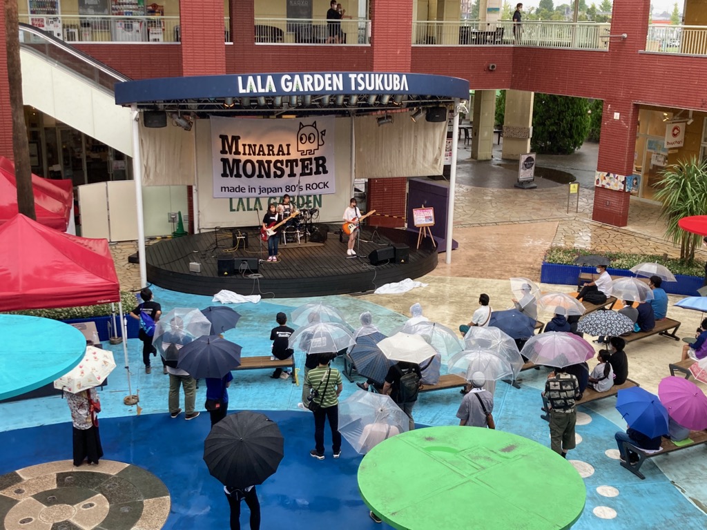 BA_DTT's tweet photo. 【みならいモンスター】本日の活動休止前ラストライブに参加していただいたファミリーの皆さん、本当にありがとうございました！そしてみなモン、スタッフの皆さん、感動をありがとうございました!!
素晴らしいライブに皆さんと参加できたこと誇りに思います。いつの日か必ず再会しましょう！ https://t.co/IKJVtndhi7