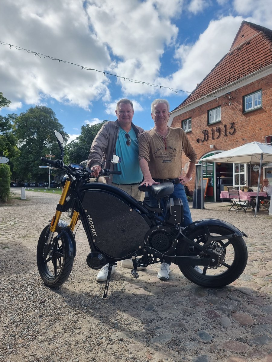 eROCKIT_Bike's tweet photo. Noch schöner als der #Fernsehgarten! #eROCKIT beim #happysummer #weekend auf #GutBasthorst bei #Hamburg @MoviemeetsMedia #emobility #faceclub #motorrad #ebike #innovation #success #gadget #hund #sommer #party #moviemeetsmedia #Wochenende #bike #Elektromobilitaet #design https://t.co/zIYx4qm9ST