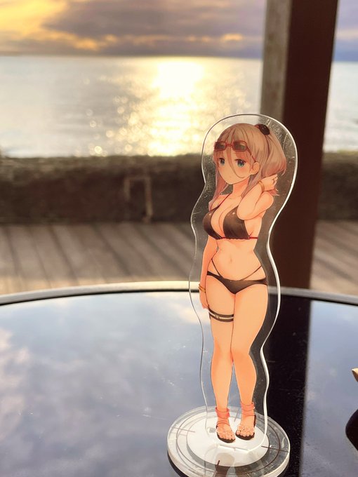 海辺のカフェで夕暮れに佇むせつなさん 