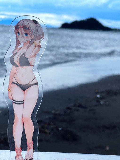 砂浜を散歩するせつなさん 