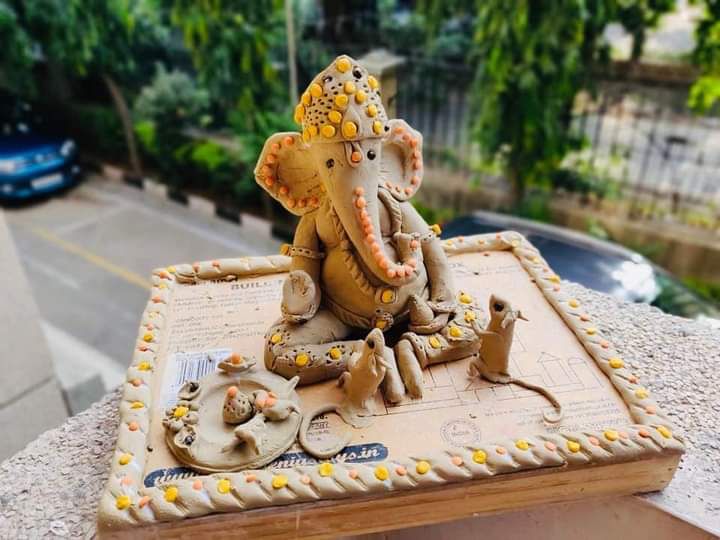 htcity's tweet photo. #DelhiNCR residents get into #DIY mode for #Ganpati idols, organise workshops to help others follow suit 

Read 👉 https://t.co/LDT5XNIBhX
🖊️ @NainaArora8 

#GaneshChaturthi #GaneshChaturthi2022 https://t.co/F8RPyqB5jk