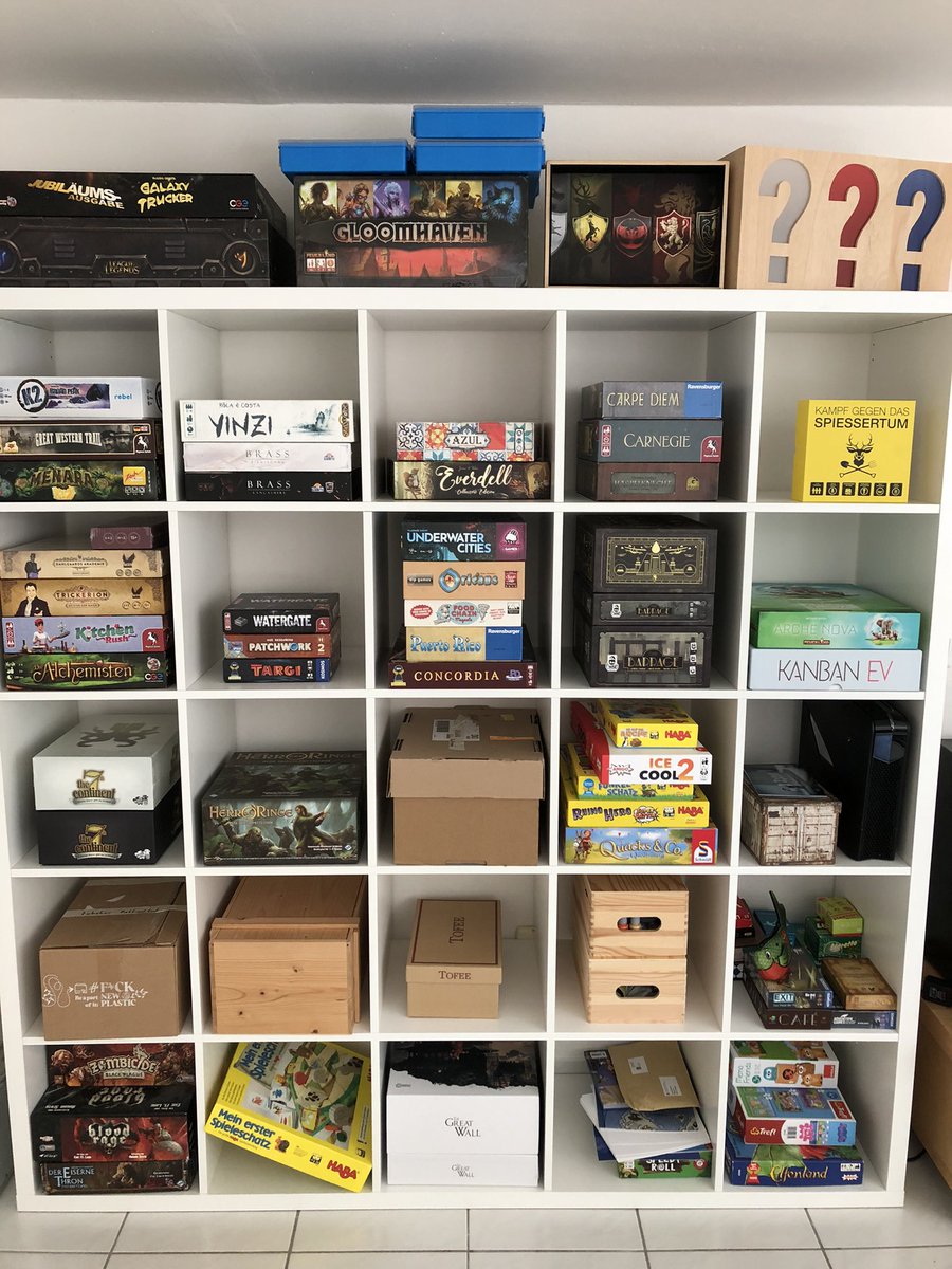 Helft mir! Ich hab Platz im Brettspielregal und meine Frau hat ein Füllen der Freiräume nicht ausdrücklich verboten (🙄 das war ihr Gesichtsausdruck). Was fehlt hier im Regal? Bitte schreibt mir eine Empfehlung und auch kurz warum. Gerne RT! 👍🏻