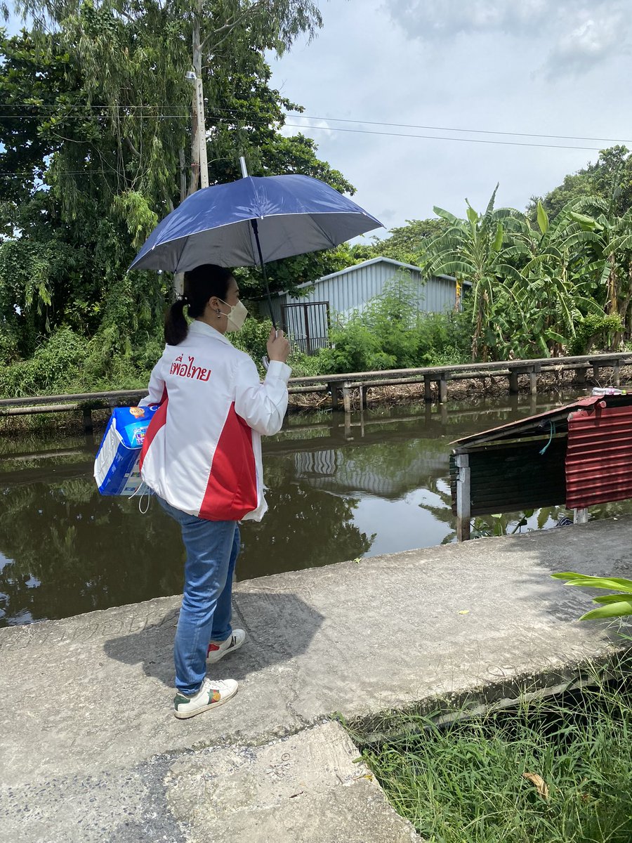 aim_theerarat's tweet photo. วันนี้ไม่มีประชุม เว้นภารกิจส่วนกลางของพรรค ได้อยู่พื้นที่เยี่ยมเยียนพี่น้อง ปชช. คุณลุงคุณป้าที่ประสบปัญหาด้านความเป็นอยู่ ค่าใช้จ่ายสูงขึ้น เงินเดือนที่ได้ไม่พอเลี้ยงครอบครัว แต่ทุกคนก็จะพยายามสู้ต่ออย่างมีความหวัง รอรัฐบาลใหม่เร็วๆ นี้ #ธีรรัตน์สําเร็จวาณิชย์ #โฆษกพรรคเพื่อไทย https://t.co/QKRPJbZehe