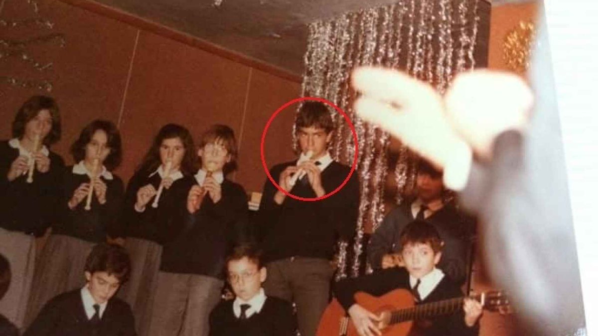 Pequeño hilo sobre Pedro Sánchez, sus "contradicciones" y los "logros" de sus gobiernos Cap.I:

- Aunque solo habla de su paso por el Ramiro de Maeztu y reivindica unos supuestos orígenes humildes, cursa su educación primaria en un colegio privado, el Santa Cristina de Chamartín