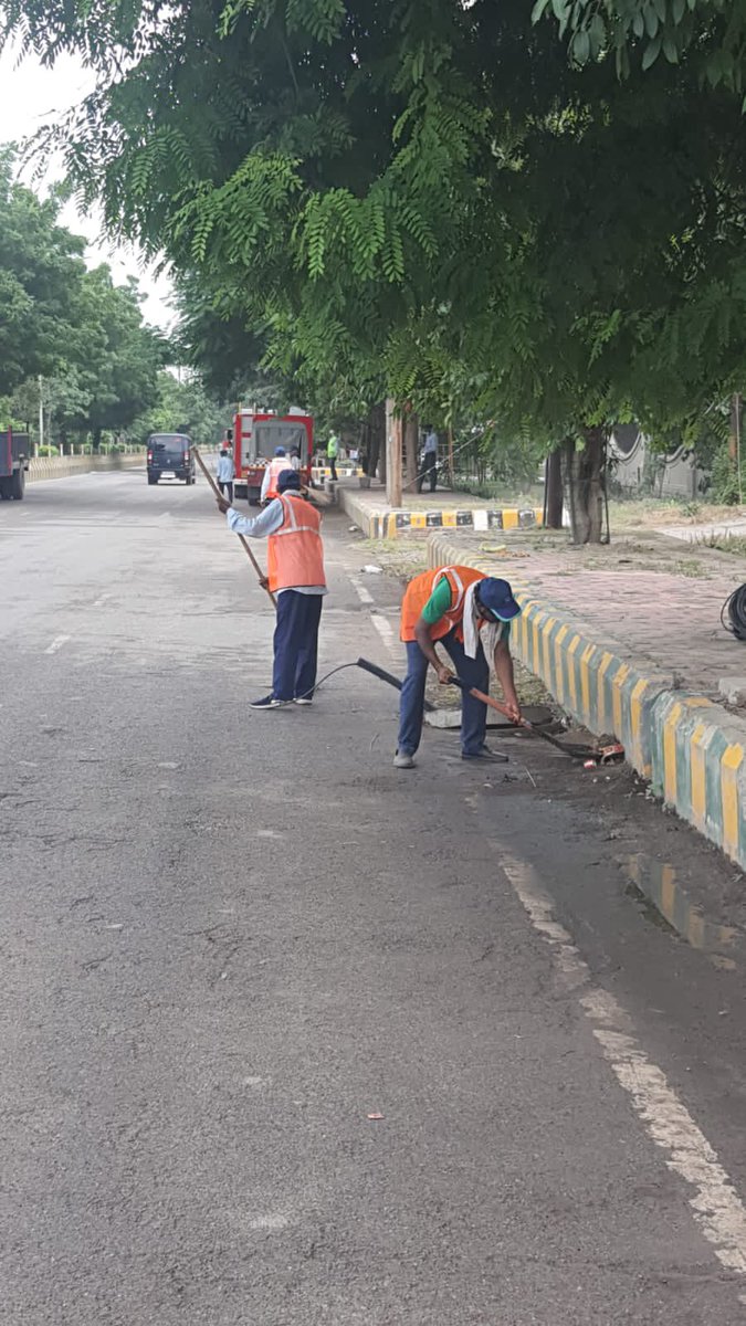 CeoNoida's tweet photo. Road between Sector 93 A and Gejha Village washed and cleaned off the demolition debris from the #TwinTowerDemolition. https://t.co/58U5XLsEPE