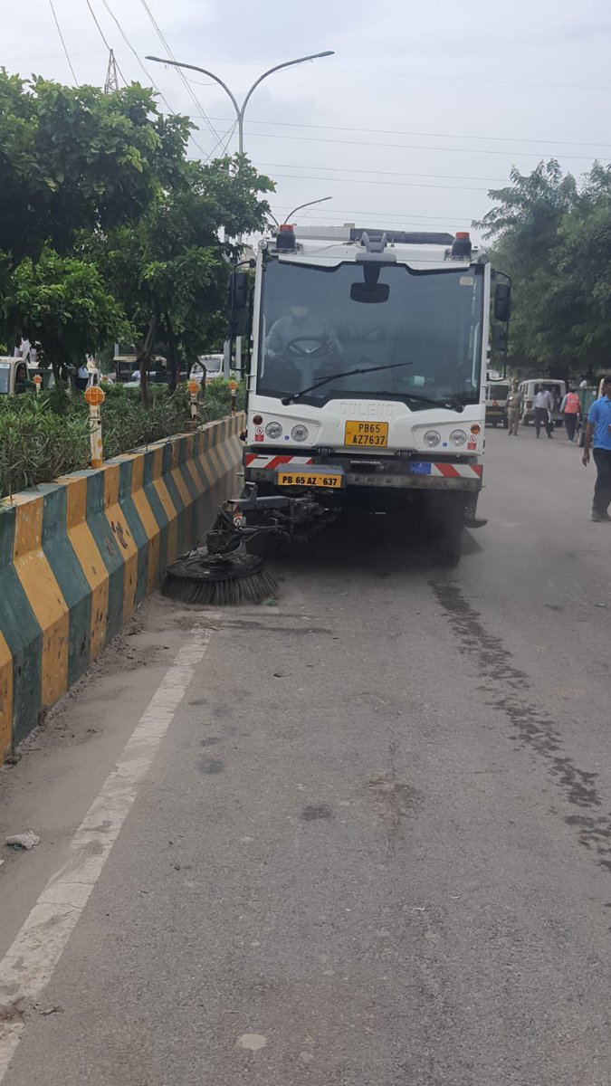 CeoNoida's tweet photo. Road between Sector 93 A and Gejha Village washed and cleaned off the demolition debris from the #TwinTowerDemolition. https://t.co/58U5XLsEPE