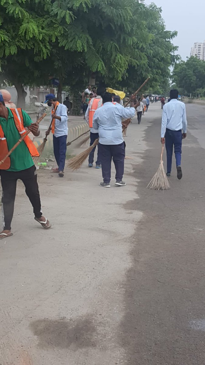 CeoNoida's tweet photo. Road between Sector 93 A and Gejha Village washed and cleaned off the demolition debris from the #TwinTowerDemolition. https://t.co/58U5XLsEPE