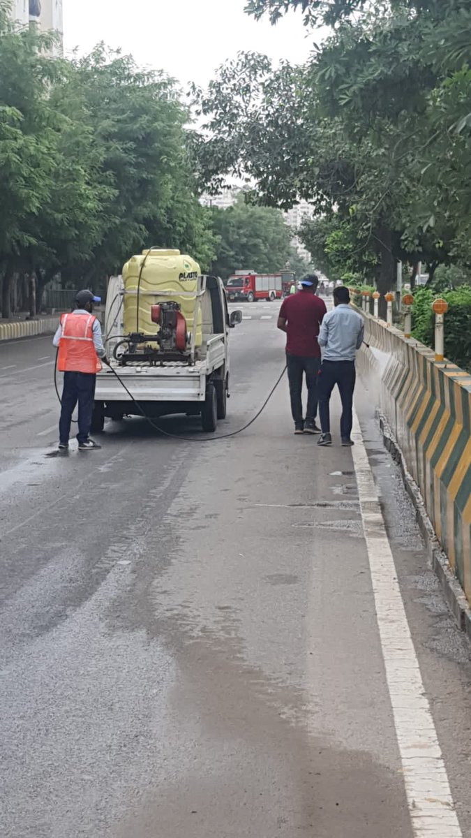 CeoNoida's tweet photo. Road between Sector 93 A and Gejha Village washed and cleaned off the demolition debris from the #TwinTowerDemolition. https://t.co/58U5XLsEPE