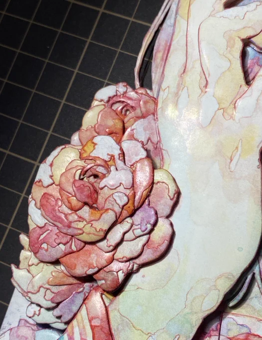 既に製作していた他の花と合わせて人物パーツに貼り付けました。実際の作品ではこんな風になります。ということで作品の完成を楽しみにお待ちいただけると嬉しいです。 