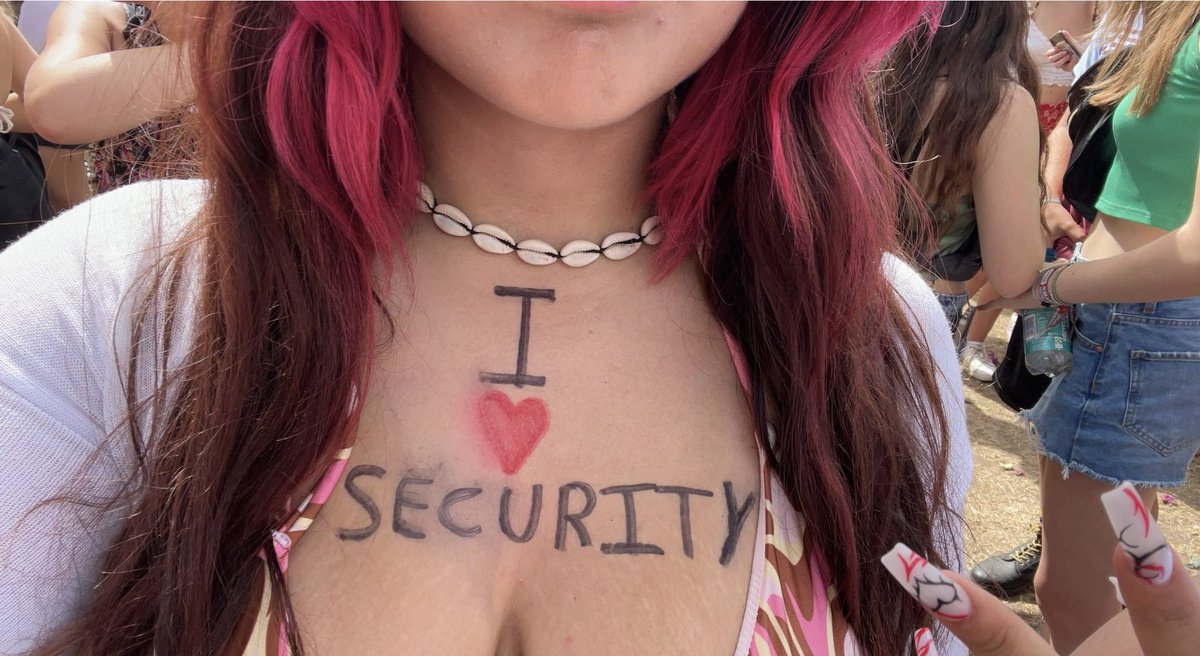 ketkeira's tweet photo. shoutout to the security <33 #NoMusicOnADeadPlanet #readingfestival2022 https://t.co/KcebwiHOyf