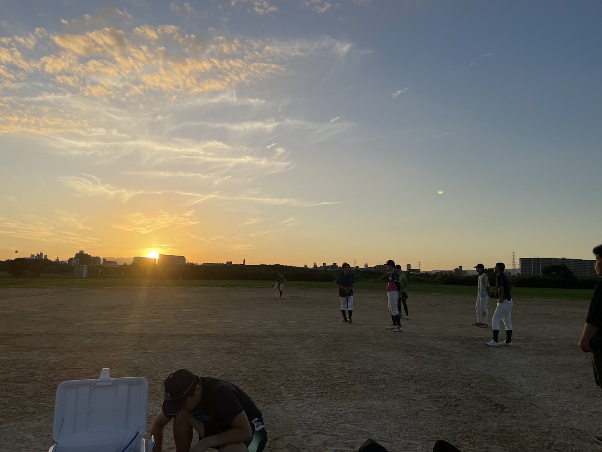 7SevenBaseball's tweet photo. 先週が雨で流れたので二週間ぶりの練習⚾️
日が暮れるのが早くなって来ましたね😭 https://t.co/7aJYBL1ut9