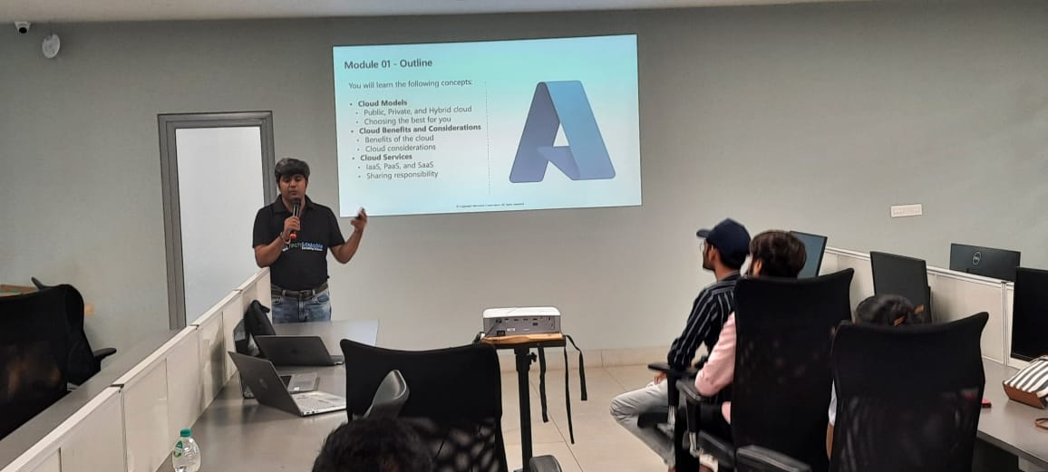 azdevindia's tweet photo. Azure #Devday #Vadodara was a great success! Our expert speaker, Jigar Pathak, shared his insights on Microsoft #Azure  cloud fundamentals and took us to full clarity. Stay tuned!

#azuredevday #devdayvadodara https://t.co/s2rMVt8sSx